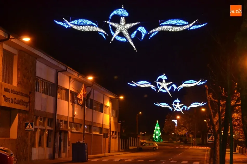 Foto 7 - Ciudad Rodrigo inaugura la Navidad 2019 con el encendido de su ampliado alumbrado  