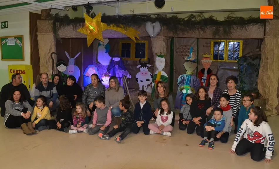 Progenitores y alumnos de Religión del Colegio Miróbriga montan un gran belén  