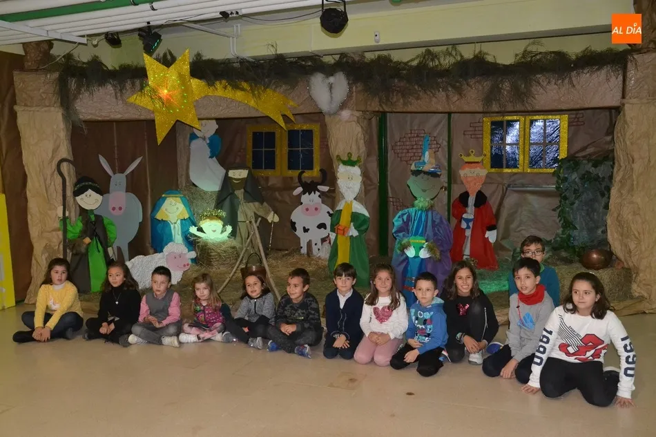 Foto 4 - Progenitores y alumnos de Religi&oacute;n del Colegio Mir&oacute;briga montan un gran bel&eacute;n  
