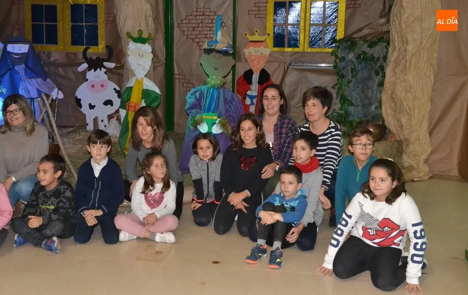 Foto 2 - Progenitores y alumnos de Religi&oacute;n del Colegio Mir&oacute;briga montan un gran bel&eacute;n  