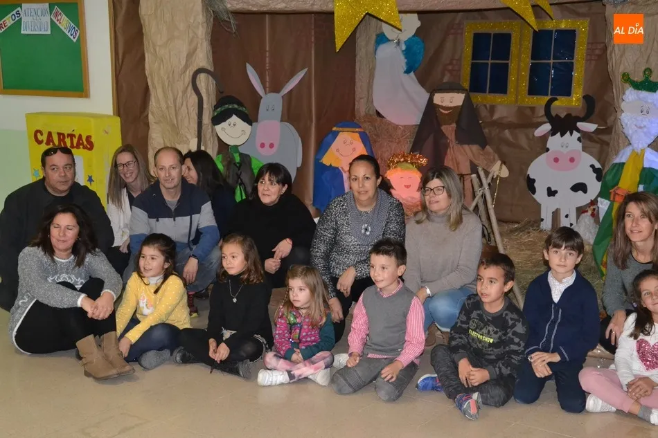Foto 3 - Progenitores y alumnos de Religi&oacute;n del Colegio Mir&oacute;briga montan un gran bel&eacute;n  