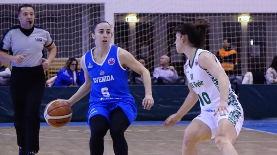 Silvia Domínguez con el balón durante el partido / CB Avenida