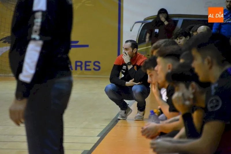 Dani Lorasque observa el juego durante un encuentro / Archivo