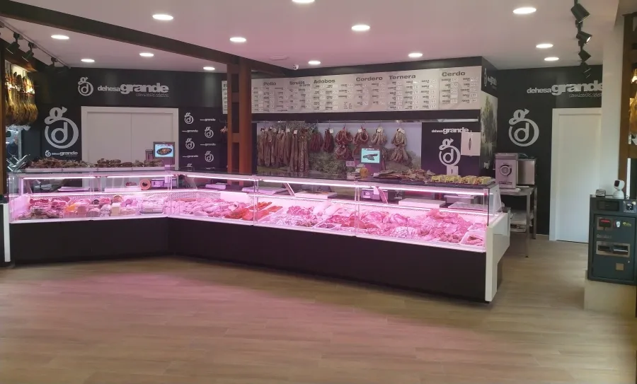 Foto 2 - Dehesa Grande estrena carnicer&iacute;a franquiciada en la Cuesta del Carmen