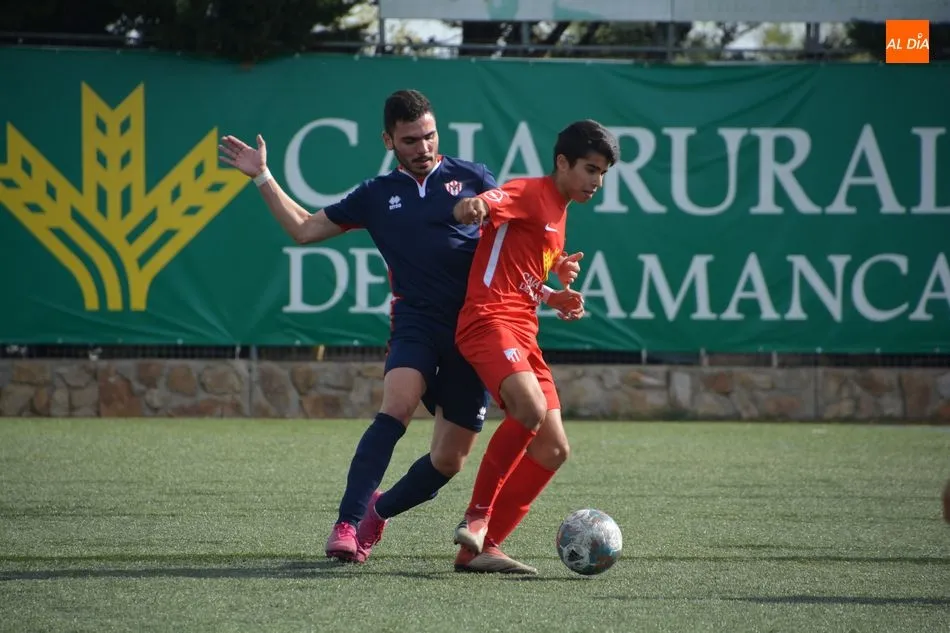Acción de un encuentro del fútbol base regional salmantino / Archivo