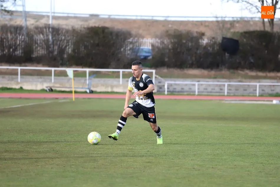 Piojo controla el balón durante un partido con Unionistas / Archivo