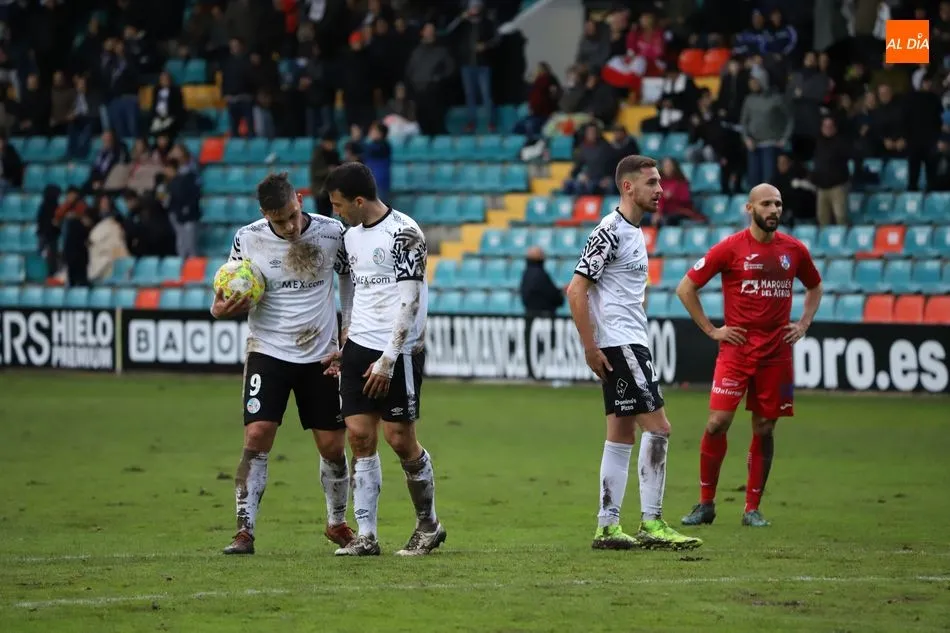 Hugo Días y Ubis charlan durante el partido ante el Calahorra / Archivo