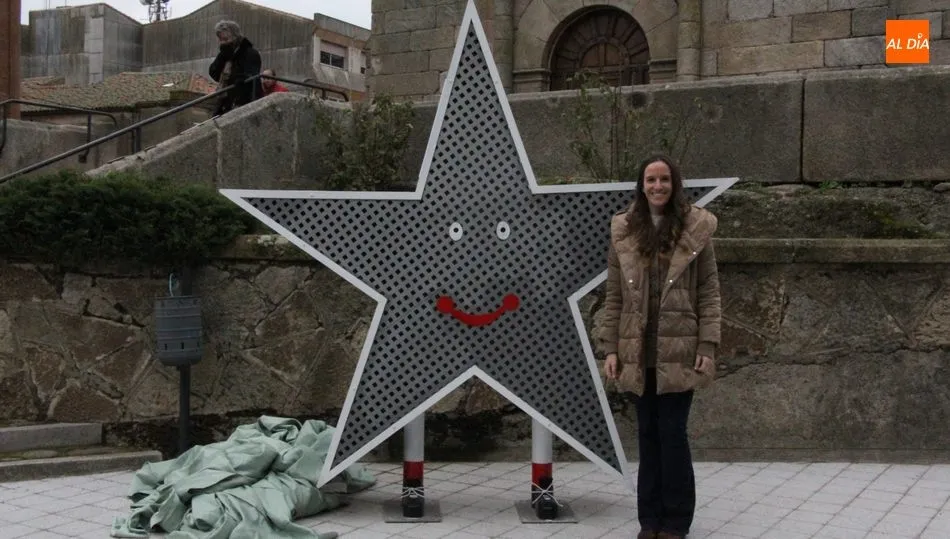 Victoria Rodríguez procedía a descubrir la estrella solidaria de Vitigudino  / CORRAL