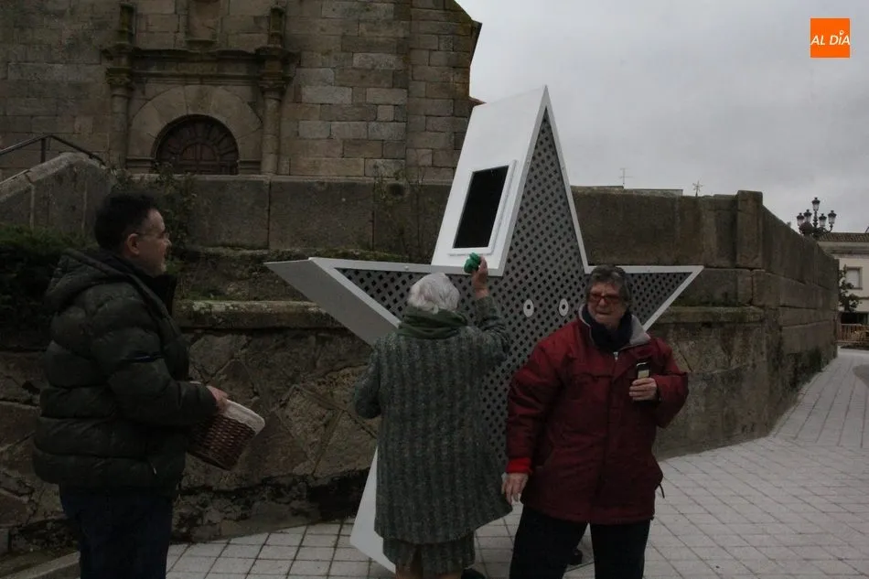 Foto 4 - El Ayuntamiento de Vitigudino instala un recipiente permanente para la recogida de tapones...