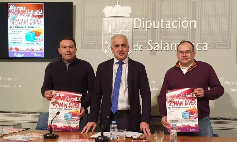 El diputado provincial Jesús María Ortiz (c) en la presentación de Navidiver junto a los responsables de la empresa Divertilandia. Foto EP