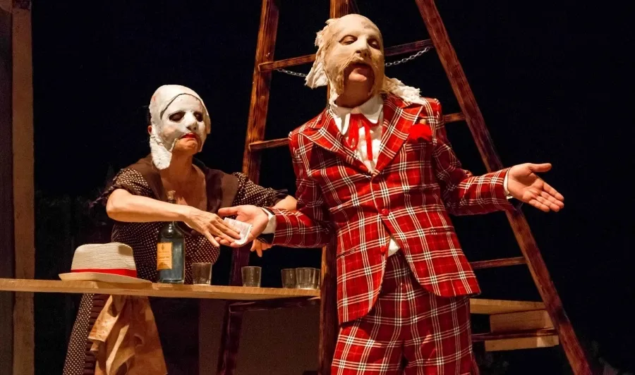 La historia narra cómo el teniente Astete -don Friolera-, recibe un anónimo avisándole de que su mujer le engaña