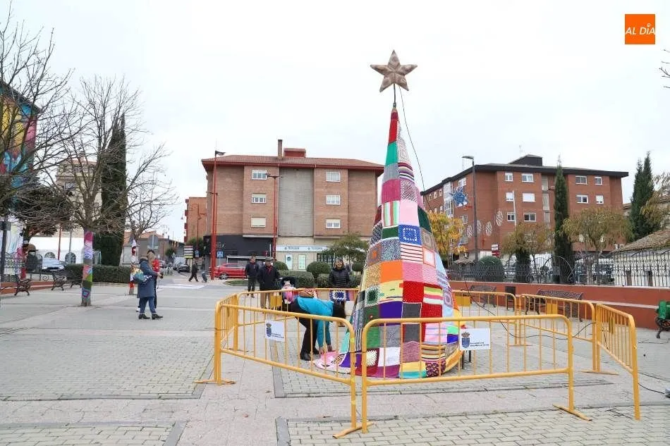 Árbol de navidad de 4 metros que se ha realizado con la participación ciudadana a base de punto de lana