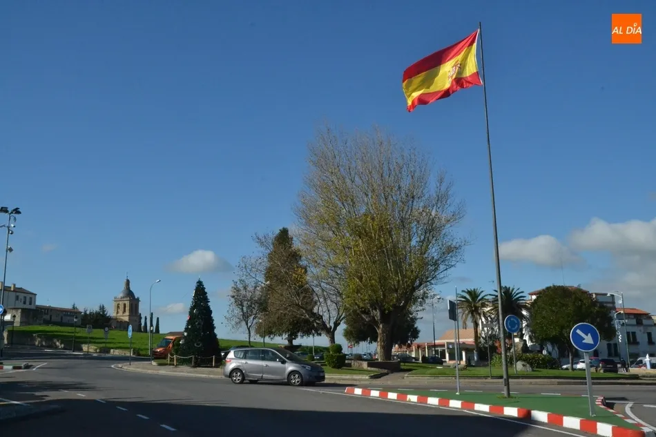 Renovada la bandera de España de la Glorieta del Árbol Gordo  