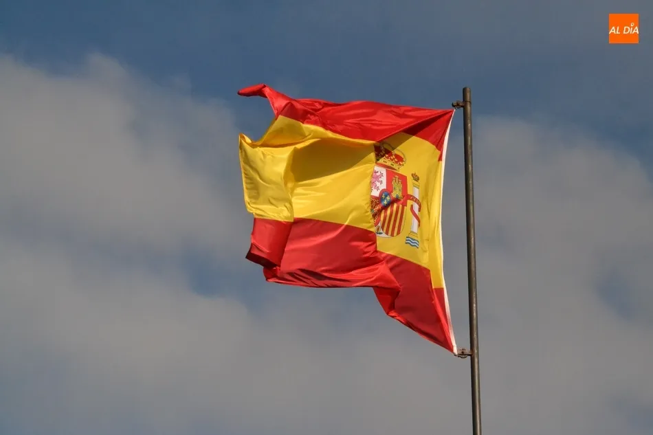 Foto 5 - Renovada la bandera de Espa&ntilde;a de la Glorieta del &Aacute;rbol Gordo  