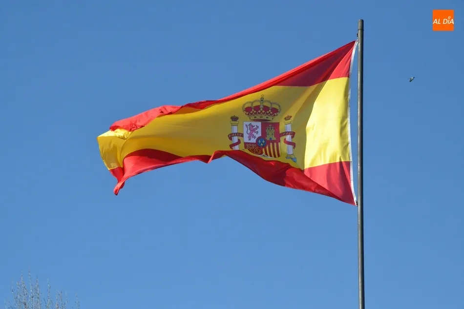 Foto 2 - Renovada la bandera de Espa&ntilde;a de la Glorieta del &Aacute;rbol Gordo  