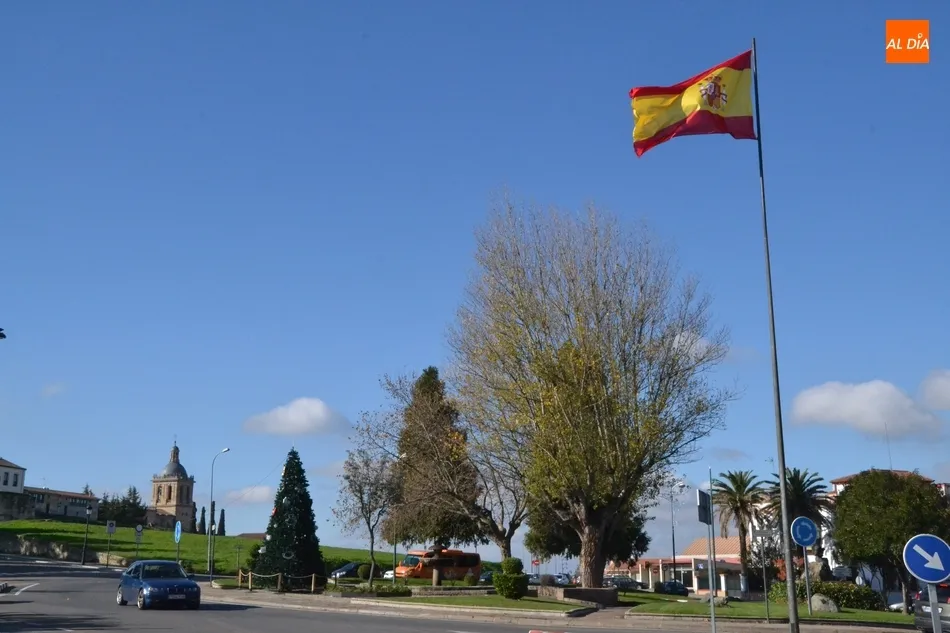 Foto 3 - Renovada la bandera de Espa&ntilde;a de la Glorieta del &Aacute;rbol Gordo  