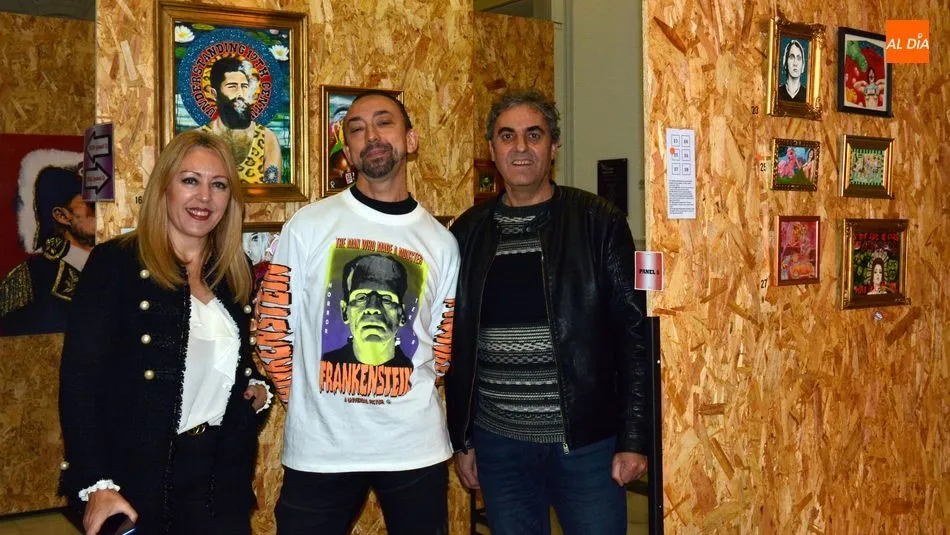 Anteportalatina, con los concejales del Ayuntamiento de Lumbrales en la inauguración de la exposición / E. Corredera