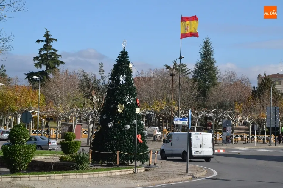 Foto 4 - Renovada la bandera de Espa&ntilde;a de la Glorieta del &Aacute;rbol Gordo  