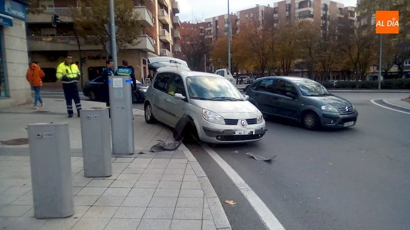 Estado del coche después del choque contra el bordillo