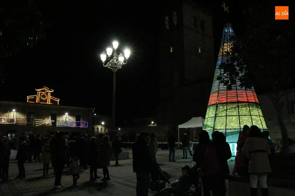 Foto 11 - Vitigudino recibe la Navidad con el encendido del &aacute;rbol y una casta&ntilde;ada