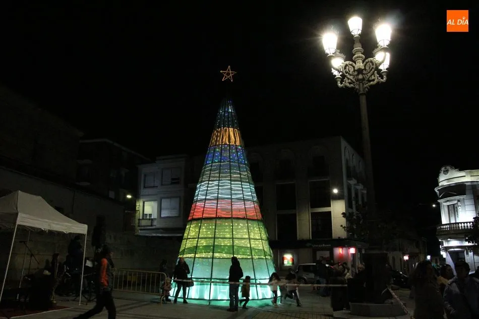 Foto 8 - Vitigudino recibe la Navidad con el encendido del &aacute;rbol y una casta&ntilde;ada