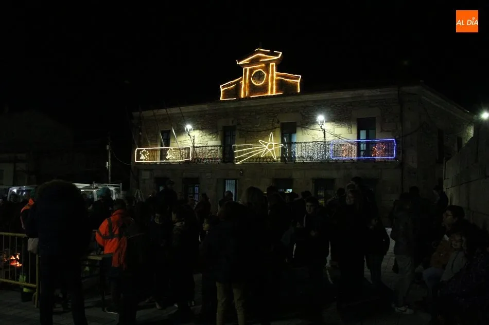 Foto 6 - Vitigudino recibe la Navidad con el encendido del &aacute;rbol y una casta&ntilde;ada