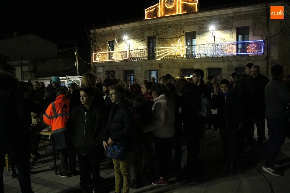 Foto 5 - Vitigudino recibe la Navidad con el encendido del &aacute;rbol y una casta&ntilde;ada