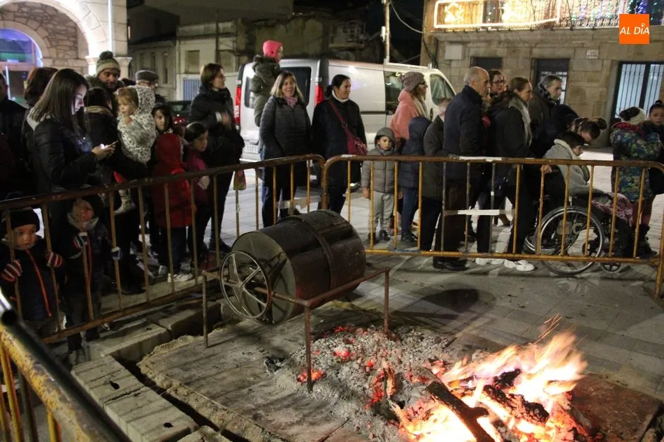 Foto 4 - Vitigudino recibe la Navidad con el encendido del &aacute;rbol y una casta&ntilde;ada
