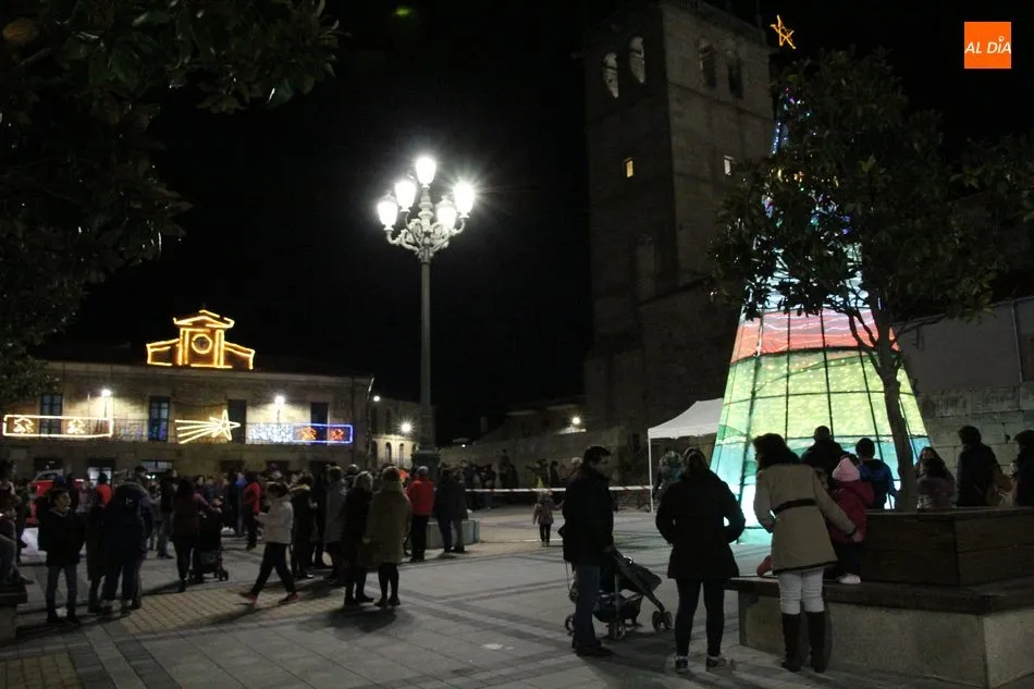 Foto 3 - Vitigudino recibe la Navidad con el encendido del &aacute;rbol y una casta&ntilde;ada
