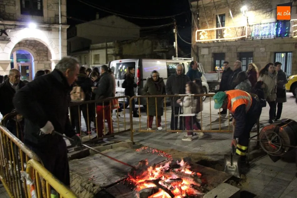 Foto 2 - Vitigudino recibe la Navidad con el encendido del &aacute;rbol y una casta&ntilde;ada