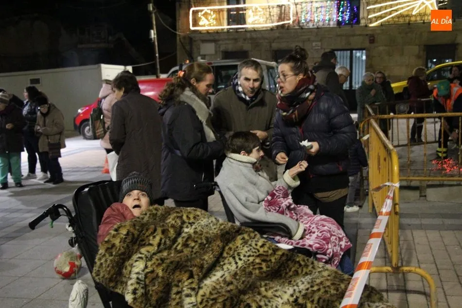 Vitigudino recibe la Navidad con el encendido del árbol y una castañada