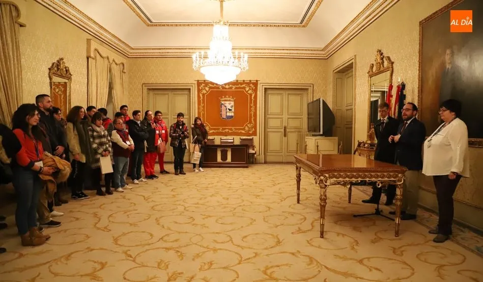 Foto 8 - Recepci&oacute;n en el Ayuntamiento a los participantes en el 35 Encuentro de J&oacute;venes Investigadores del ...