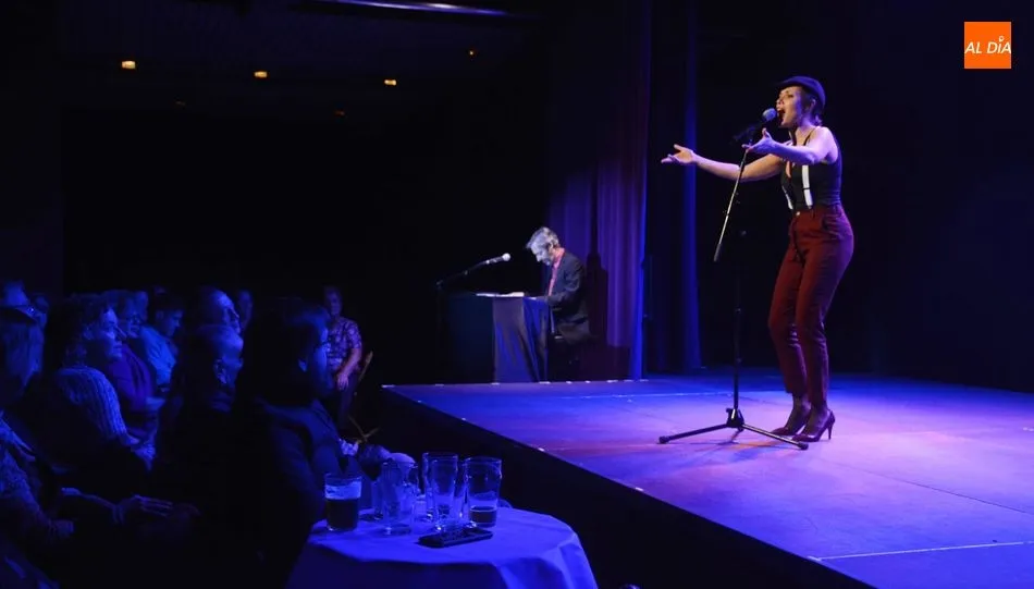 Cóctel de teatro, música, humor, baile y magia en el Gran Café Teatro. Foto: Lydia González