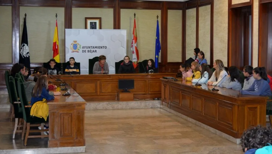 Escolares bejaranos visitan el ayuntamiento para celebrar el Día de la Constitución