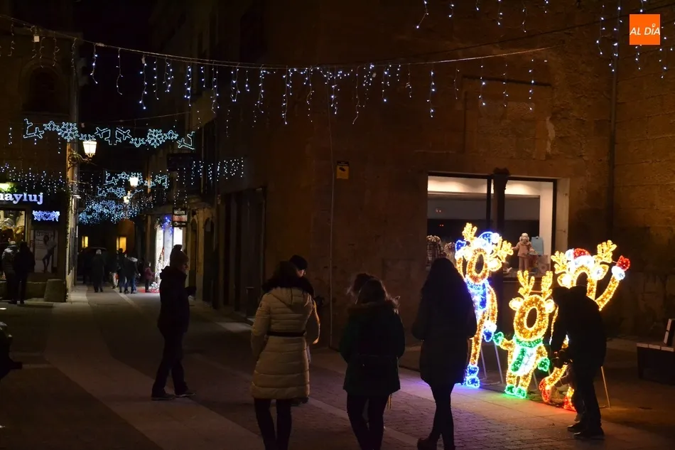Foto 9 - Los comercios decoran las calles apostando por conceptos como los a&ntilde;os 40 o la ruta de los Reyes...