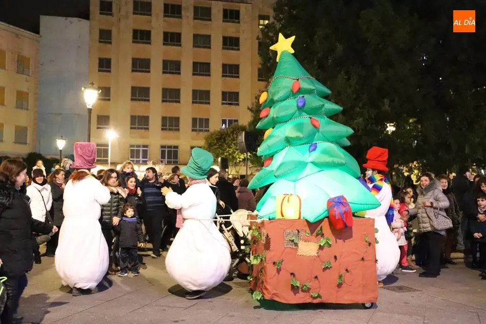 Foto 6 - Las luces navide&ntilde;as ya iluminan Salamanca
