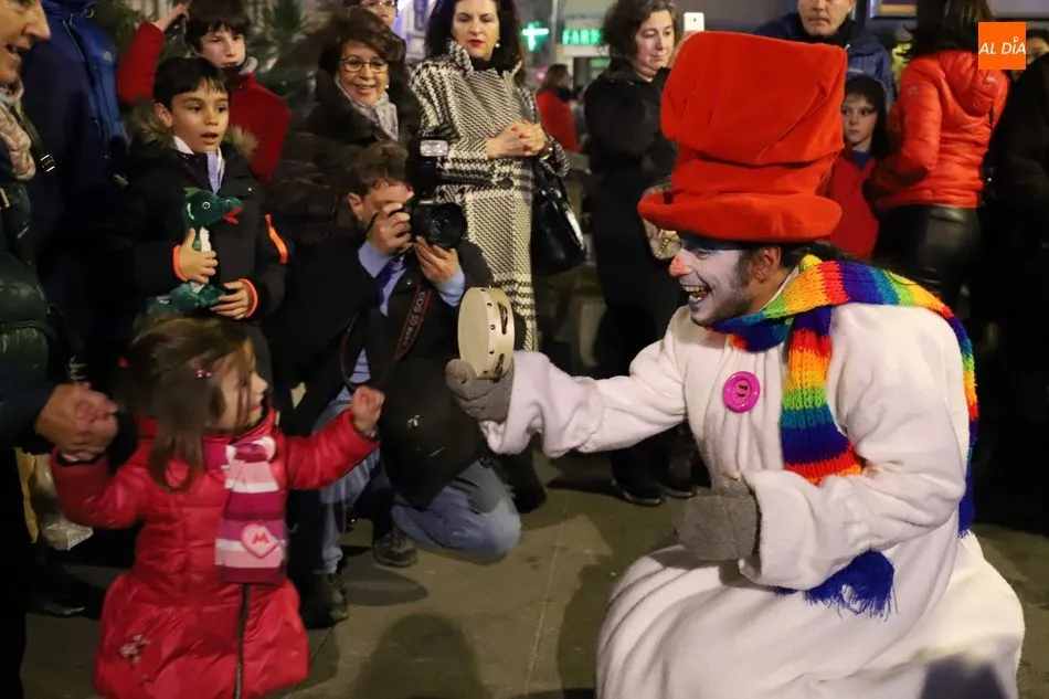 Foto 4 - Las luces navide&ntilde;as ya iluminan Salamanca