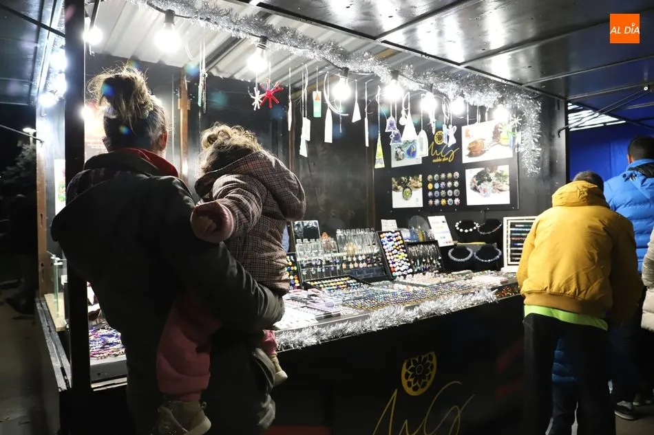 Foto 6 - El II Mercado de Navidad abre sus puertas en el Parque de la Alamedilla