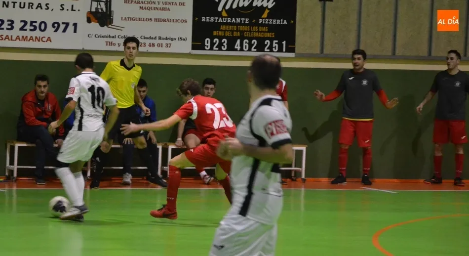 Foto 11 -   El III Senior resuelve por la v&iacute;a r&aacute;pida la reanudaci&oacute;n del partido interrumpido por una...