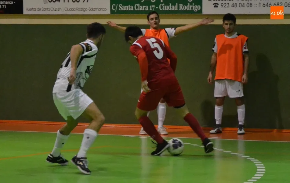 Foto 10 -   El III Senior resuelve por la v&iacute;a r&aacute;pida la reanudaci&oacute;n del partido interrumpido por una...