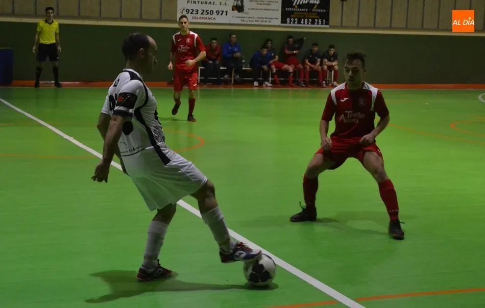 Foto 2 -   El III Senior resuelve por la v&iacute;a r&aacute;pida la reanudaci&oacute;n del partido interrumpido por una...