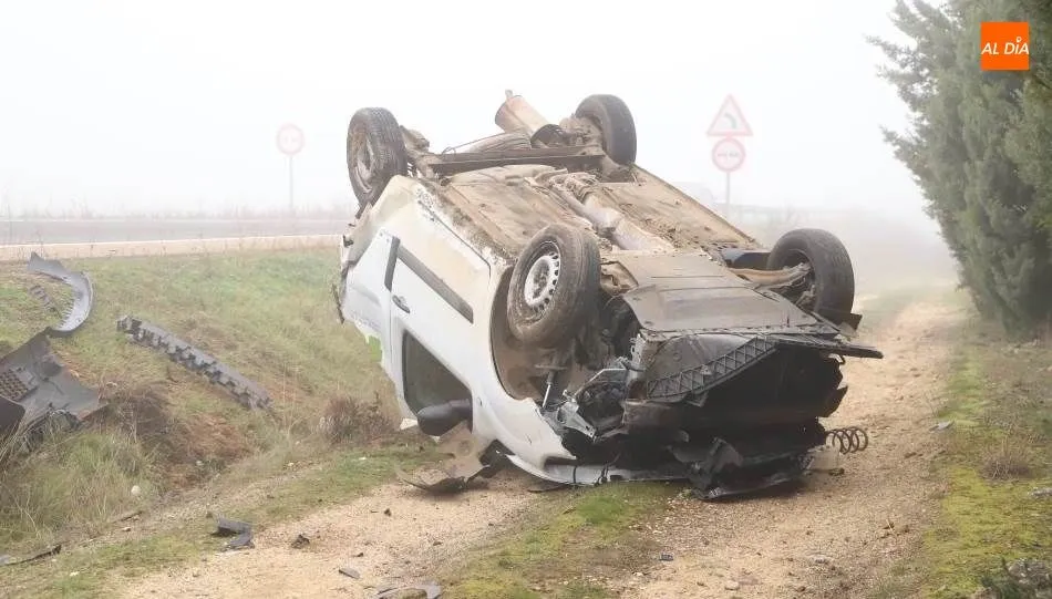 Furgoneta volcada junto a la CL-510, tras este accidente. Foto de Lydia González