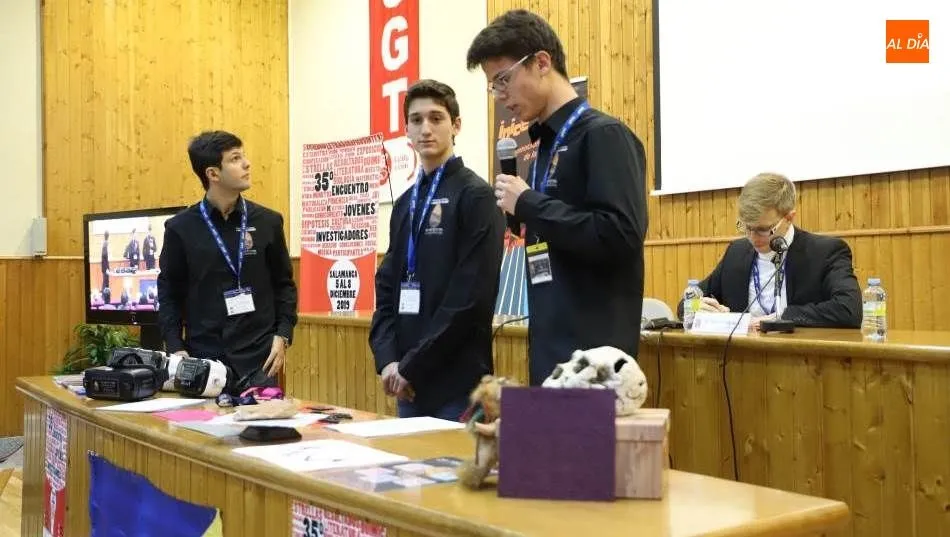 Una de las ponencias de este encuentro, en el salón de actos de UGT. Foto de Lydia González
