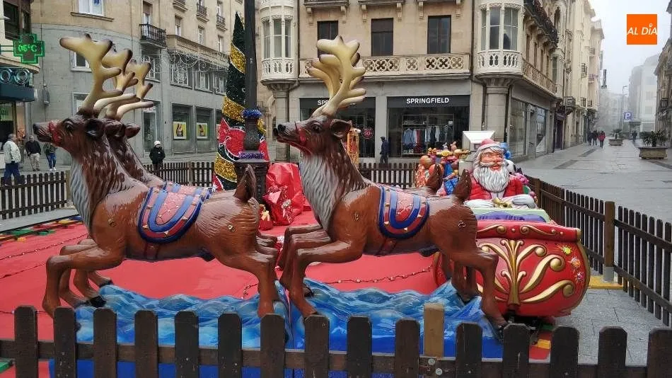 Foto 3 - La Navidad tambi&eacute;n llega a la plaza del Liceo con su carrusel de renos y Pap&aacute; Noel