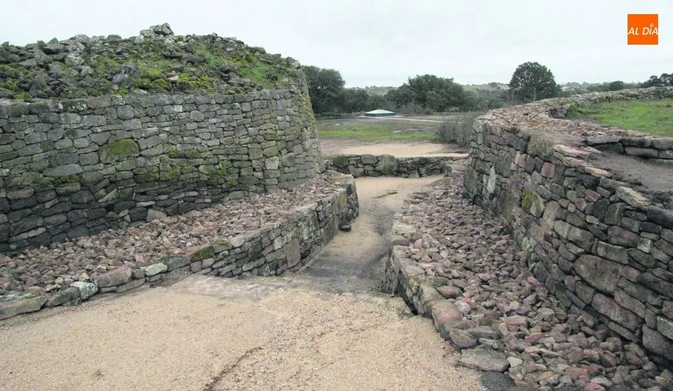 Uno de los atractivos de esta comarca es el castro de Yecla de Yeltes, que se encuentra en una plataforma cortada entre peñascales y rodeado íntegramente por una gruesa muralla