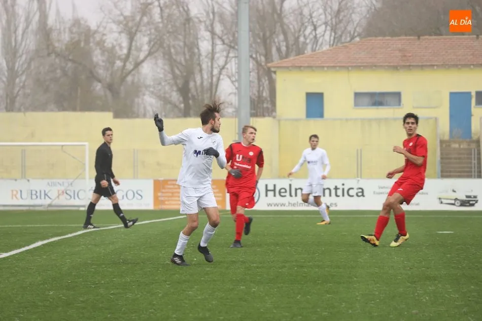 Foto 7 - El Ribert se coloca segundo moment&aacute;neamente tras derrotar al Universidad de Valladolid (3-0)
