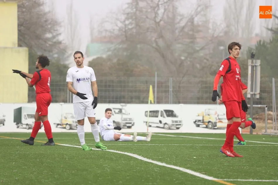 Foto 2 - El Ribert se coloca segundo moment&aacute;neamente tras derrotar al Universidad de Valladolid (3-0)