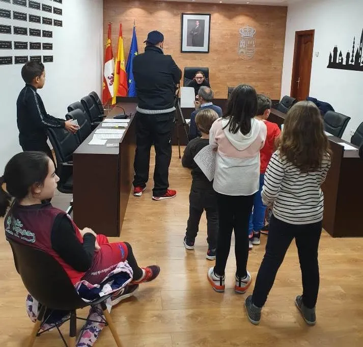 Foto 6 - El Ayuntamiento de Castellanos de Moriscos acerca la Constituci&oacute;n a los m&aacute;s peque&ntilde;os