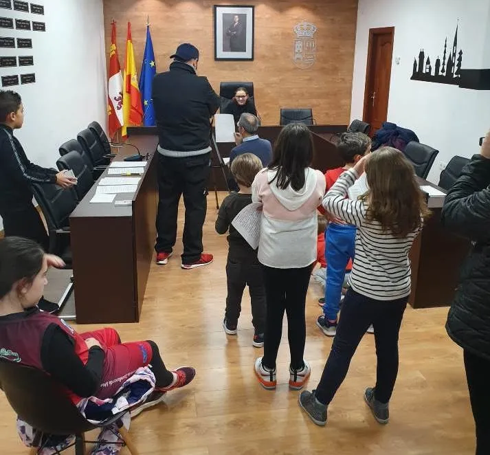 Foto 5 - El Ayuntamiento de Castellanos de Moriscos acerca la Constituci&oacute;n a los m&aacute;s peque&ntilde;os