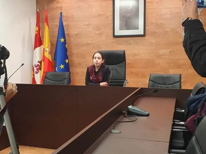 Foto 4 - El Ayuntamiento de Castellanos de Moriscos acerca la Constituci&oacute;n a los m&aacute;s peque&ntilde;os